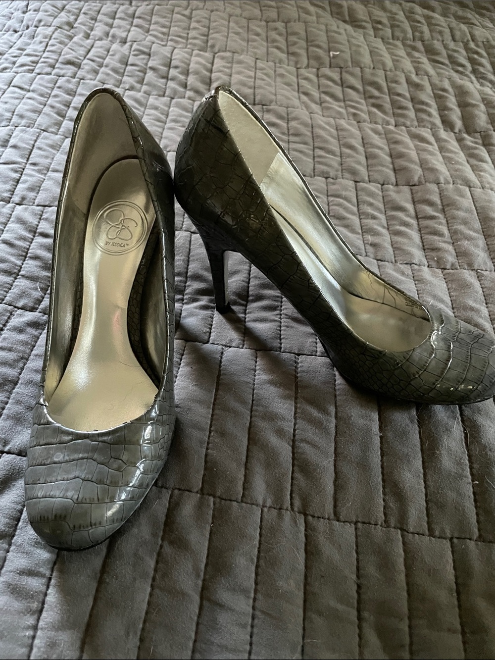 Jessica Simpson Classic Gray Croc-Embossed Women's Pumps